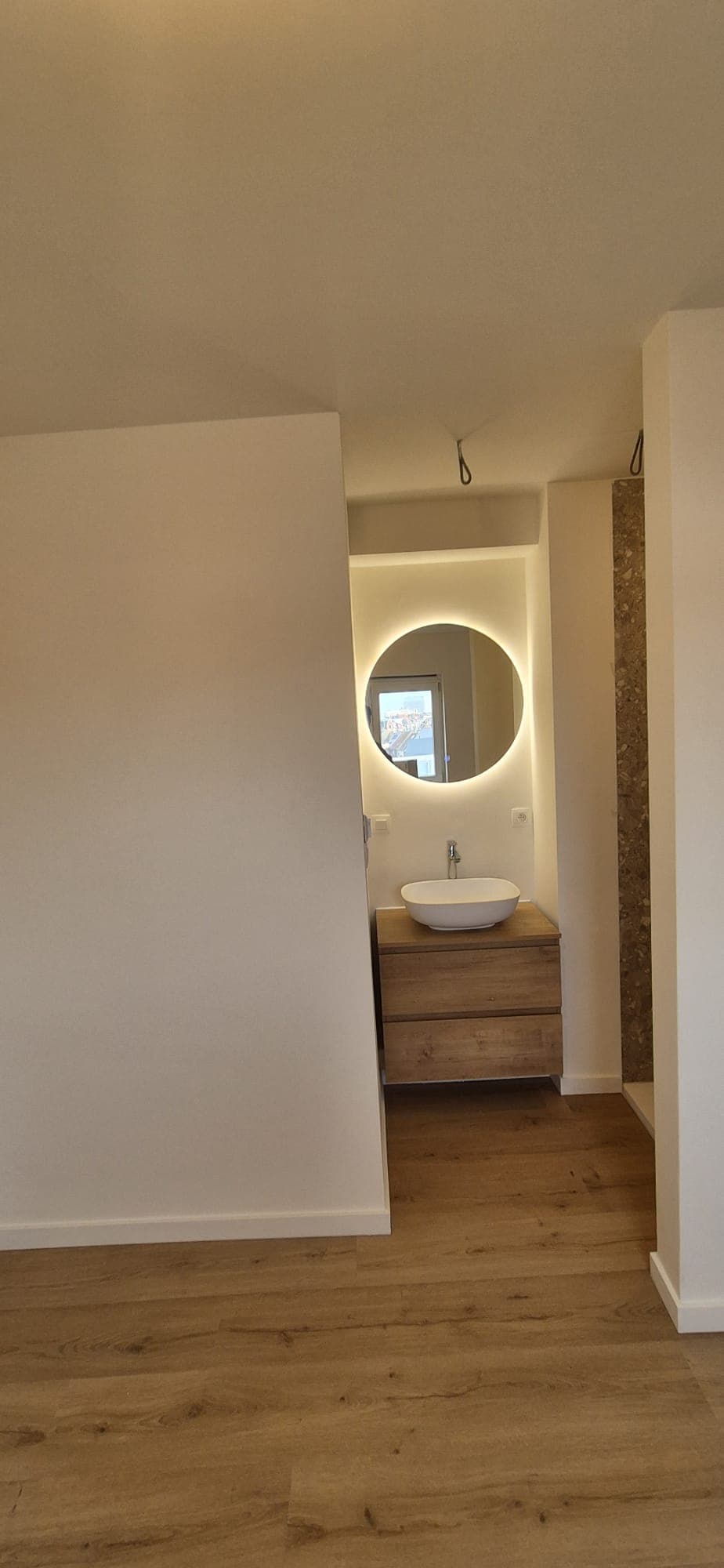Afgewerkte badkamer met backlit ronde spiegel en oak vanity — AGNAU realisatie